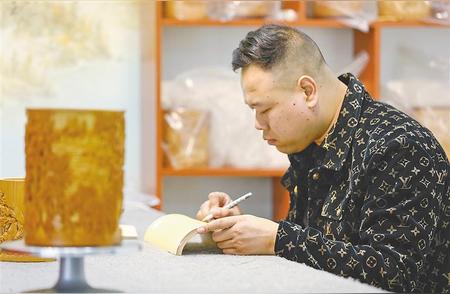 竹雕大师精心雕刻传统手艺